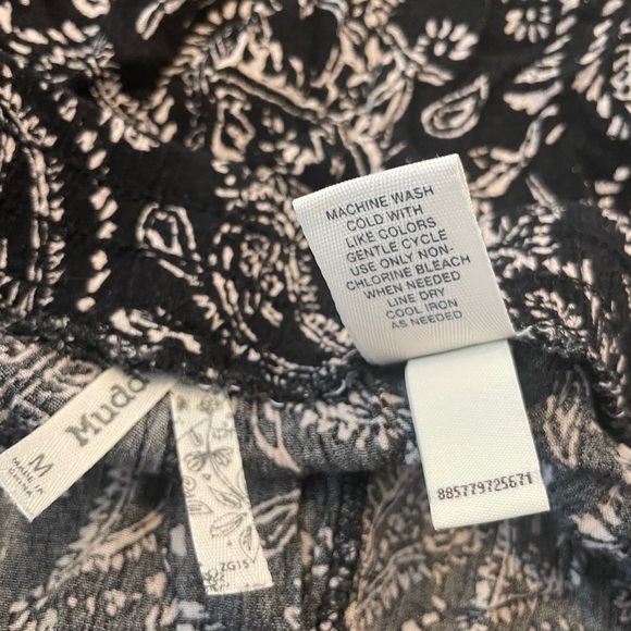 MUDD Black and White Tulip Paisley Shorts, Size M - Picture 4 of 7